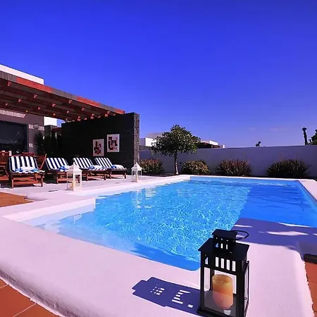 In Playa Blanca Sleeps 4 Includes Air Con And Wifi 0 *
